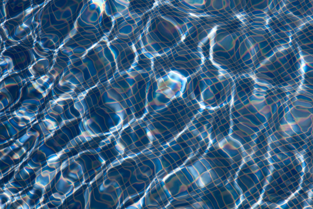 Swimming pool with tiles in dark blue and iridescent colors